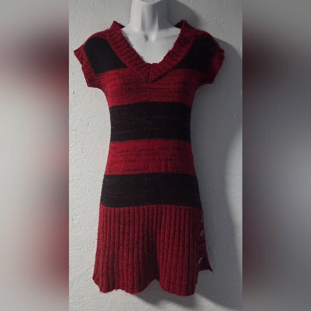 Vintage Y2K Body Central Red & Black V-Neck Cap Sleeve Tunic Sweater - Small